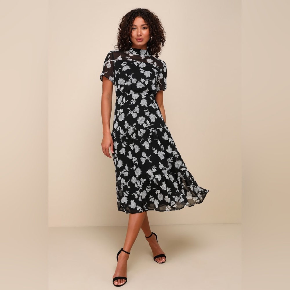 Lulu’s black & white floral sheer overlay tiered midi dress, small.